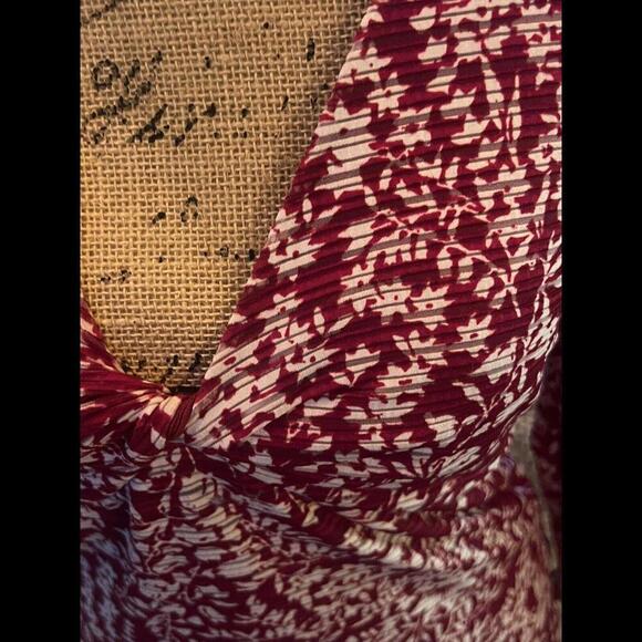 Apt 9 Cranberry And Crème Printed Blouse. 3/4 Length Sleeve And V Neck. Lined. - Picture 2 of 5